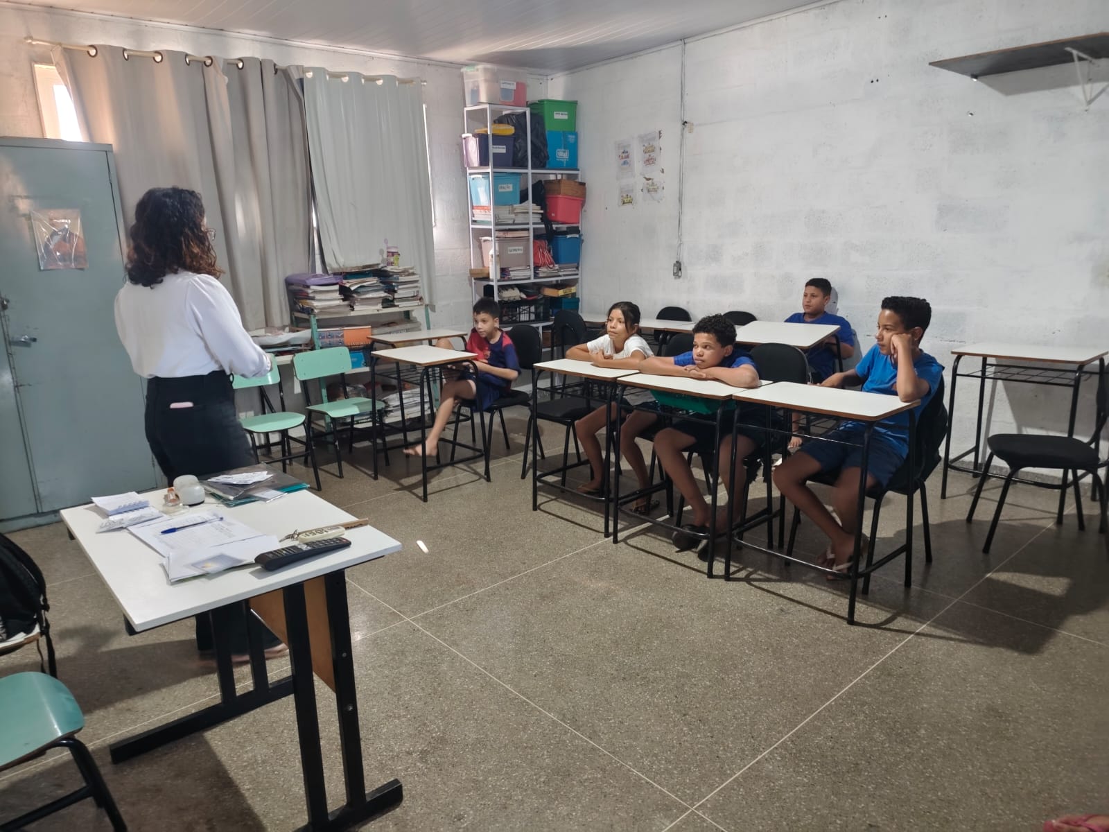 Professora ministrando aula de inglês para crianças